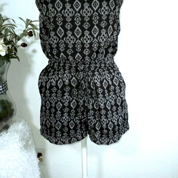 XHILARATION XS BLACK & CREAM ROMPER EUC - Picture 4 of 7